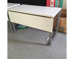 THANH LÝ BÀN LÀM VIỆC CHÂN SẮT